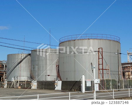 Liquid storage tanks @chemical factory 化学工場の貯蔵タンク群 Liquid storage tanks @chemical factory 化学工場の貯蔵タンク群 123887146