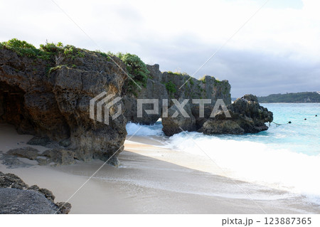 沖縄県　古宇利島　チグヌ浜のシラサ岬 123887365