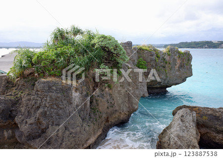 沖縄県 古宇利島 チグヌ浜のシラサ岬 沖縄県 古宇利島 チグヌ浜のシラサ岬 123887538