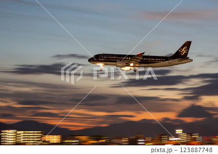 夕暮れに着陸する飛行機　STARFLYER 123887748