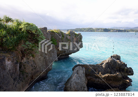 沖縄県　古宇利島　チグヌ浜のシラサ岬 123887814