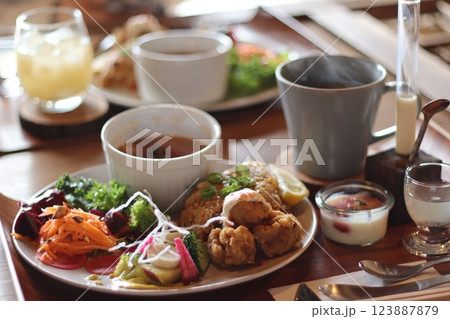 カフェの自然食ランチ 123887879