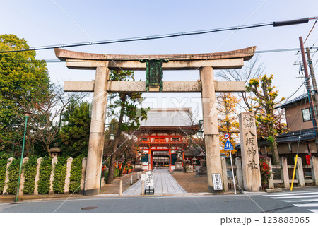 京都　八坂神社　石鳥居と南楼門 123888065