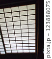 湿気で障子がヨレヨレ 123888075