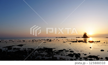 雨晴海岸の夜明け 123888310