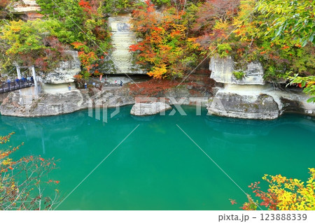 【福島県】紅葉の塔のへつり 123888339