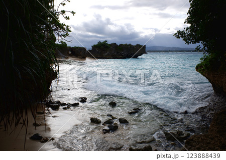 沖縄県　古宇利島　チグヌ浜とシラサ岬 123888439