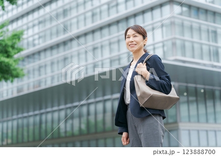 スーツを着たミドル女性 123888700