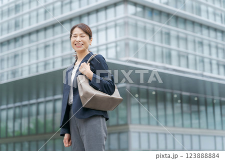 スーツを着たミドル女性 123888884