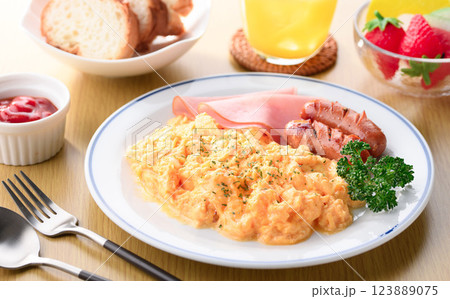 ふわっふわのスクランブルエッグ ふわっふわのスクランブルエッグ 123889075