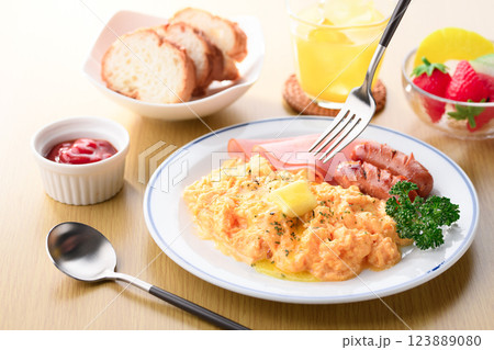 ふわっふわのスクランブルエッグ ふわっふわのスクランブルエッグ 123889080