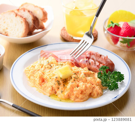 ふわっふわのスクランブルエッグ 123889081