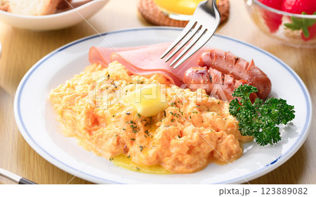 ふわっふわのスクランブルエッグ 123889082