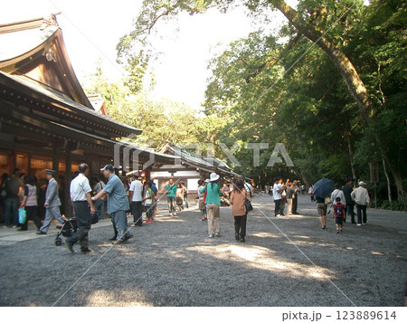 伊勢神宮内宮の御神札授与所 123889614