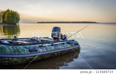 Small boat at the shore 123889714