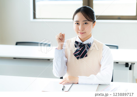 教室でガッツポーズをする女子高校生 教室でガッツポーズをする女子高校生 123889717