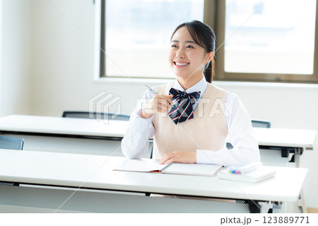 教室で勉強する学生 123889771