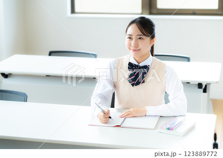 教室で勉強する学生 教室で勉強する学生 123889772
