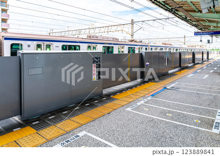 【神奈川県】大和市にある相模大塚駅のホームドア 123889841