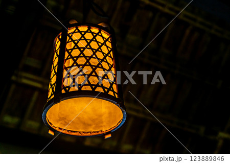 歴史を感じる古民家の灯り 123889846