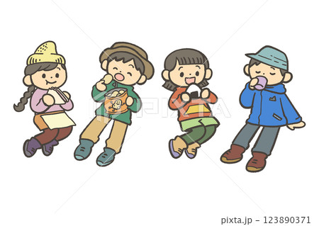 ピクニックする男女グループ 123890371