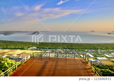 鏡山展望台からの眺望・虹の松原・唐津湾（佐賀県・唐津市） 123890431