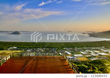 鏡山展望台からの眺望・虹の松原・唐津湾(佐賀県・唐津市) 鏡山展望台からの眺望・虹の松原・唐津湾(佐賀県・唐津市) 123890433