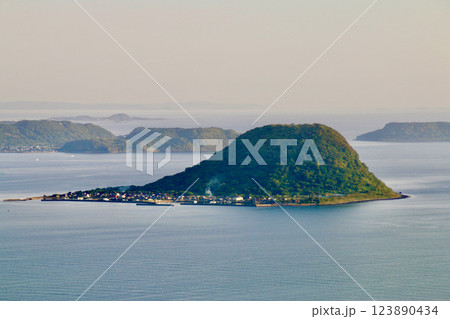 鏡山展望台からの眺望・虹の松原・唐津湾（佐賀県・唐津市） 123890434