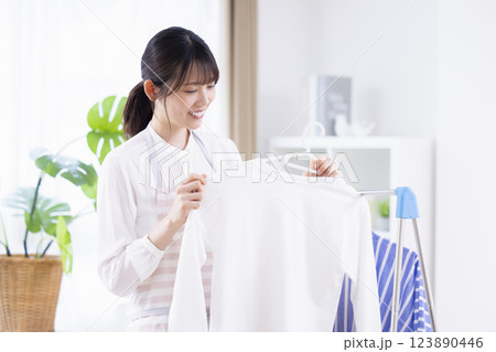 女性　洗濯物　部屋干し 123890446