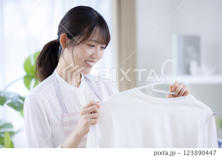 女性 洗濯物 部屋干し 女性 洗濯物 部屋干し 123890447