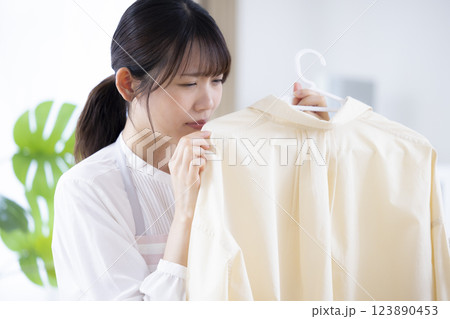 女性　洗濯物　部屋干し 123890453