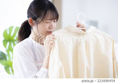 女性　洗濯物　部屋干し 123890454