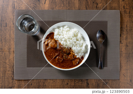 ネパールカレー レトルトカレー 俯瞰 ネパールカレー レトルトカレー 俯瞰 123890503