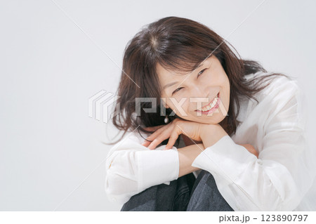 笑顔で座る50代女性 笑顔で座る50代女性 123890797