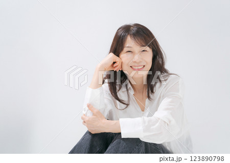 笑顔で座る50代女性 123890798