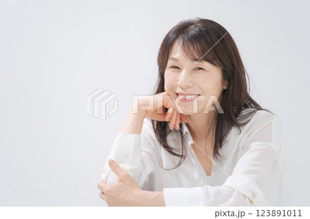 笑顔で座る50代女性 笑顔で座る50代女性 123891011