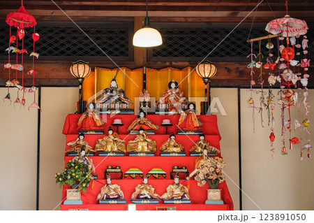 雛人形と明かり 123891050