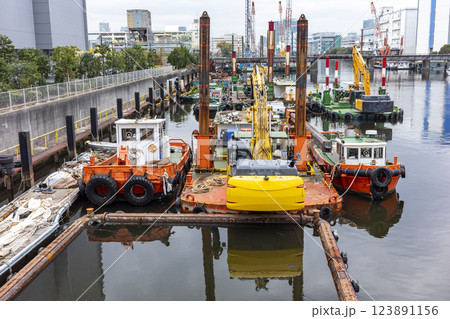 神奈川県子安 運河の風景 神奈川県子安 運河の風景 123891156