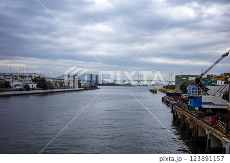 神奈川県子安　運河の風景 123891157