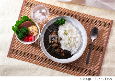 牛すじ黒カレー　俯瞰 123891399