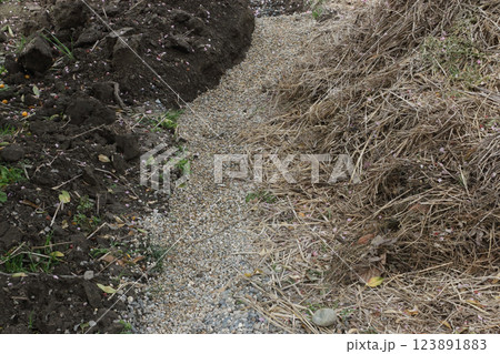 畑の暗渠排水管工事 123891883