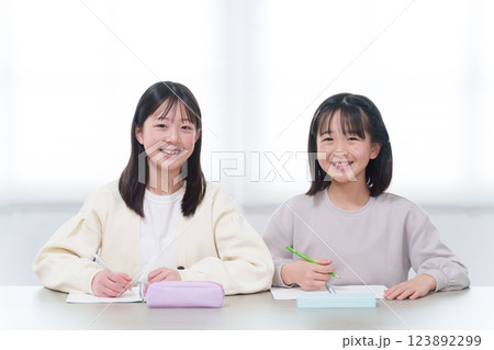 家で勉強する子供たち 123892299