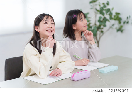 家で勉強する子供たち 123892301