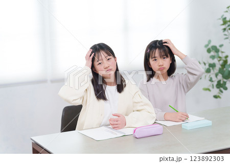 家で勉強する子供たち 123892303