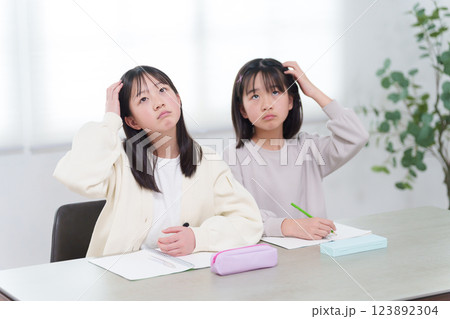 家で勉強する子供たち 123892304