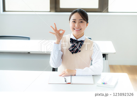 教室で勉強する学生 123892326