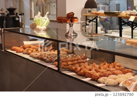 店頭に並んだ美味しそうなパン 123892780