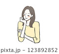 頬杖ついて、嬉しそうに目を閉じる女性 123892852