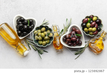 Black, green and kalamata olives with olive oil and olive branches  123892867