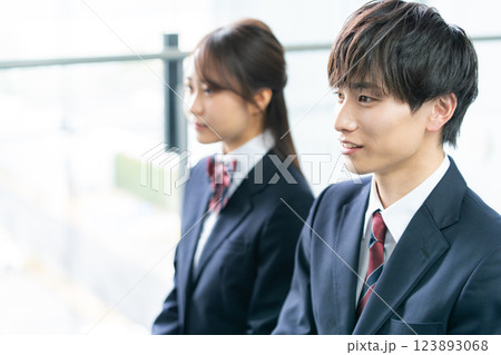 面接を受ける高校生 123893068